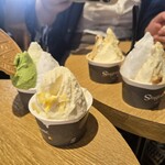 アリマ ジェラテリア スタジオーネ - 手前のみ2種ジェラート、それ以外は3種、左奥は炭酸煎餅トッピング