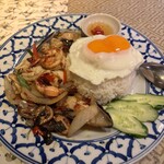 ガイヤーン・クンミー - シーフードガパオ炒めライス