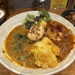 SPICY CURRY 魯珈 - 右側が限定の豚バラカレー、左側が野菜コルマ。煮玉子をトッピングしました♪