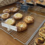 ポム・ダムール - いくつかレビューを読んでいたら
      どうもフランス人シェフが作られるパンのよう…
      美味しいに決まってますやん♡