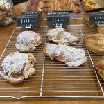 ポム・ダムール - お値段も良心的なんですが
                                クロワッサンフランジパーヌはオススメ♡