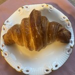ポム・ダムール - リベイクして食べました♪
      王道クロワッサン⭐️
      久々に美味しいクロワッサンに出会えました♪