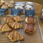 ポム・ダムール - 王道のクロワッサンは
                                リベイクしたらサクッとハラパラで
                                美味しかったです♪