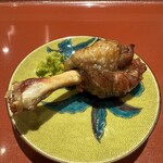 麦と麺助 - ホロホロ鶏手羽先の素揚げ