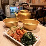 屋台酒場バッテン - キムチとナムルの盛り合わせ