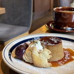 カフェ・ハクタ - 【期間限定】 『栗のプディング フルーツ添え¥650』 『omon blend¥650』