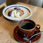 カフェ・ハクタ - 【期間限定】 『栗のプディング フルーツ添え¥650』 『omon blend¥650』