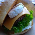ダイコクバーガー - チーズ横面