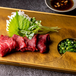 お酒に合うアラカルトメニューが種類豊富！馬刺しが自慢♪