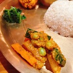 ネパールステーション - 豆と大根ときゅうり？発酵の味✨ボケとる