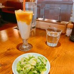 ネパールステーション - マンゴーらっしーとサラダ