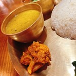 ネパールステーション - 豆カレー、手前はカリフラワーのやつ