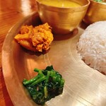 ネパールステーション - ほうれん草、カリフラワーと何か