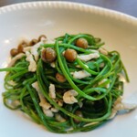 富錦樹台菜香檳 原宿クエスト店 - 水蓮菜と木の実の炒め。山クラゲ？みたいなシャキシャキ感。木の実はオリーブのような？酸味のあるような？食べたことのない味！