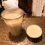 タイニーカフェ - アイスチャイ、プリン