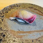 鮨 三心 - 縞鯵(中に胡麻が忍ばせてあり、噛むごとに香ばしい味わいが追加されます)