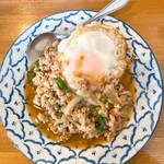 タイ屋台料理ヌードル＆ライス TUKTUK - 鶏挽肉と野菜の辛味炒めのせご飯（目玉焼き付）　ご飯少なめ
