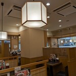杵屋 - 店内は木目調色です。