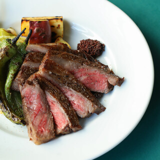 炭火で焼き上げたメインディッシュ