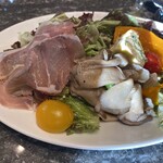 LITORANEO - 前菜はボリュームたっぷり！野菜も美味しい