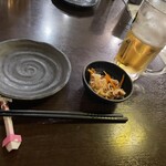 ごえん - お通し、切り干し大根と一杯目¥5の生ビール