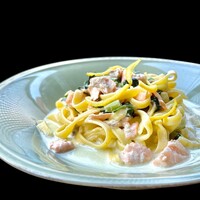 サーモン、ほうれん草、柚子のクリームソース