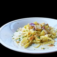 ゴルゴンゾーラチーズ、さつま芋、アーモンドのクリームソース