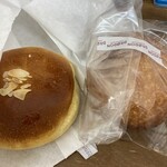 石窯ベーカリー ブロッドン - 牛乳クリームパン(¥240)、半熟卵のカレーパン(¥270)