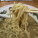 天下一品 宇都宮店 - 麺がスープを持ち上げます