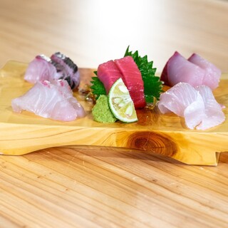 季節ごとに楽しめるお造り◆単品でも盛り合わせでも楽しめる