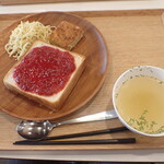 トーコーキッチン - イチゴジャムパン キッシュ スープ スパサラ