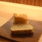 RISTORANTE IL NODO - 自家製のライ麦パンとフォカッチャ