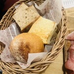 目黒FLAT - お通しのパン食べ放題