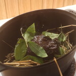 RISTORANTE IL NODO - ストウブ鍋で鹿ロースが焼き上がった状態でのプレゼンテーション