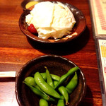 Oyaji No Genkotsu - お通しの枝豆とキャベツ（二人前です）