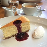 オーク ドア - ニューヨークチーズケーキ＼(^o^)／（ブルーベリーコンポート ホイップクリーム）大きくてガツンとくる濃厚チーズケーキです(^^)ランチセットにフルサイズのデザート出すところは流石❗️