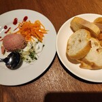 SOUP'S ON - 鶏白レバーのムースとバケット