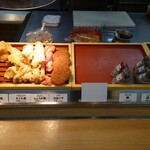 麺乃庄 つるまる饂飩 南住吉店 - メニュー③(陳列棚)