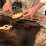 きくや - 目の前のカウンターでお父さんが焼いてくれる