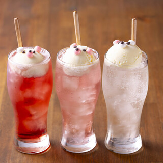 The popular Instagram-worthy Bear Cream Soda and luxurious sour drinks!
