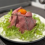 ロピア - 〆のご飯⑤濃厚卵黄のローストビーフ丼とわさび菜