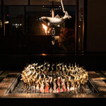 囲炉裏 あみ定 - 料理写真:囲炉裏で焼いているところ（ライトアップ）