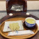 三井寺力餅本家 - 出来たて３本とお茶