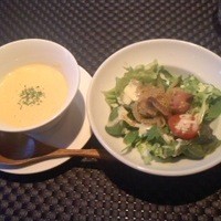 カラーズ - セットのスープとサラダ