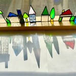 ムレスナ ティーハウス - 太陽が低くなるとステンドグラスがきれいです　2月に体験して作ってきました　真ん中で分かれます　ツレ君と合作です　どっちが私作でしょうか？