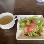 近江牛ステーキとがぶ飲みワイン ニクバルモダンミール 大津店 - ランチのスープとサラダ