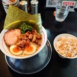 麺坊 ひかり - 鶏ガラ系で複合した節の旨味感ある塩味
            
            当初、薄味気味なんだと思ったけれど
            シッカリとした出汁のお陰なのか水っぽさは一切無くて
            飲んでいる内に
            そんなに塩は薄くは無いのかも？　と思い始めたw