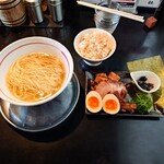 麺坊 ひかり - 神奈川淡麗系ラーメンである
            ●神奈川淡麗系柳麺 特ひかり（全部載せ）1,500円
            淡麗塩
            
            ●ご飯普通盛り　ひかり特製ご飯ダレ掛け　＋50円
            （平日ランチのみ）
            合計　1,550円　のボタンをポチッた