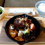 BASE 101% - 秋のきのこのたっぷりハンバーグ（スープバー、サラダ付き）