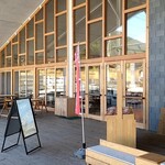 BASE 101% - 地元の木材をふんだんに使った店舗